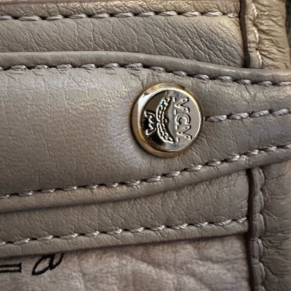 MCM Reversible Medium Liz Shopper in Visetos - Picture 12 of 13